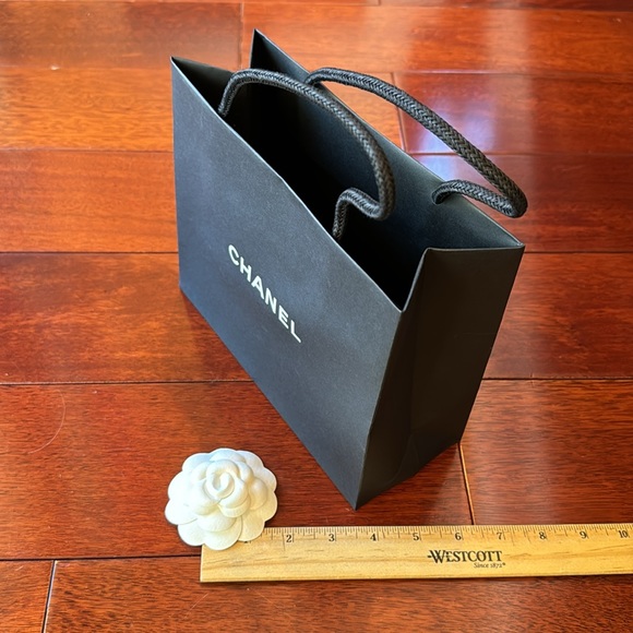 Chanel Shopping Bag with Camellia - Picture 3 of 6